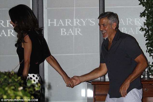 Μαυρισμένη, με σορτς της... δικηγόρου η Αμάλ Αλαμουντίν [εικόνες] | iefimerida.gr 0