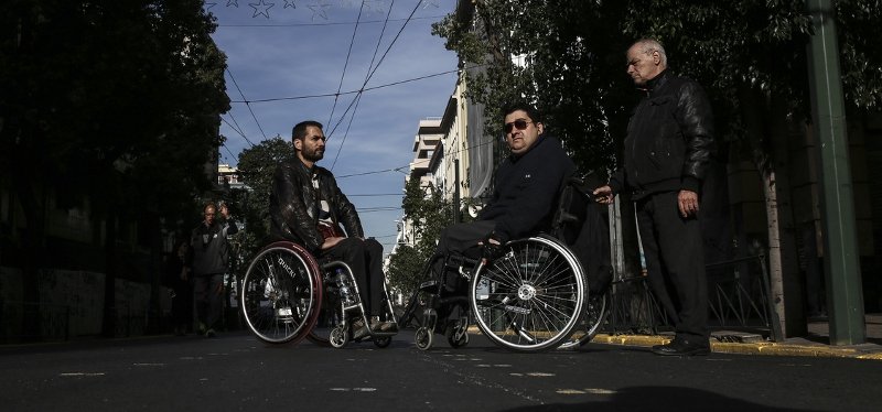 Πορεία στη Βουλή και το Μαξίμου από άτομα με αναπηρία: «Ας έρθουν αυτοί να ζήσουν με 430 ευρώ» [βίντεο & εικόνες] | iefimerida.gr 1