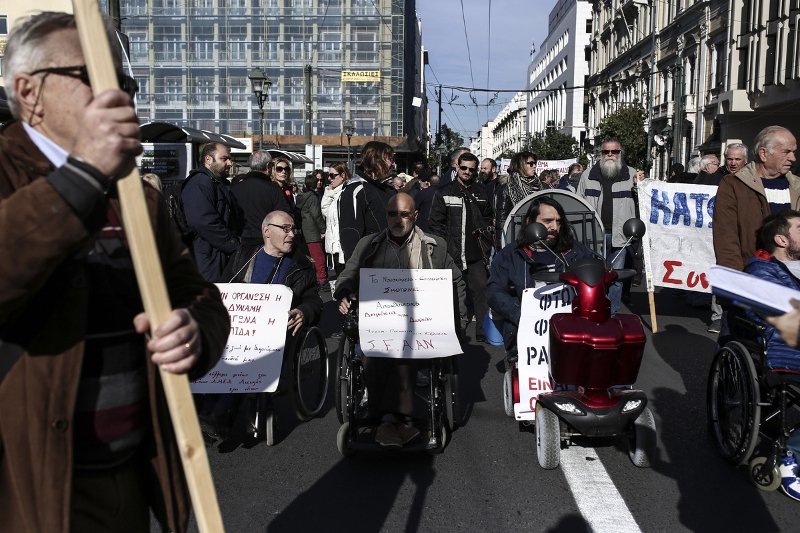 Πορεία στη Βουλή και το Μαξίμου από άτομα με αναπηρία: «Ας έρθουν αυτοί να ζήσουν με 430 ευρώ» [βίντεο & εικόνες] | iefimerida.gr 0