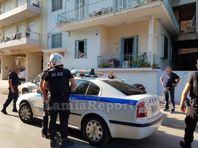 Λαμία: Μπήκε να ληστέψει μέρα-μεσημέρι αλλά τον «τσάκωσαν» οι ένοικοι [εικόνες] | iefimerida.gr 2