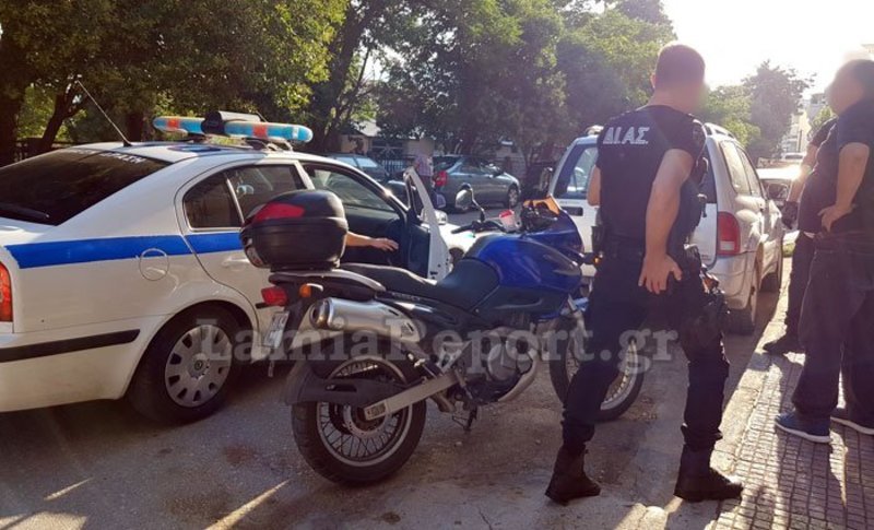 Λαμία: Μπήκε να ληστέψει μέρα-μεσημέρι αλλά τον «τσάκωσαν» οι ένοικοι [εικόνες] | iefimerida.gr 3