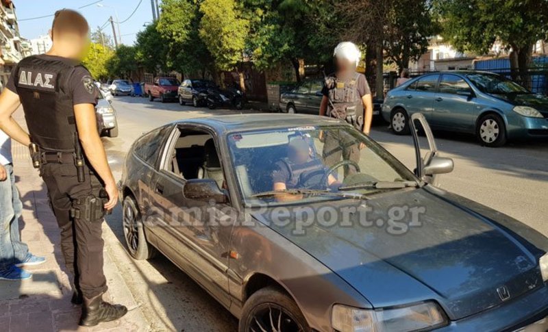 Λαμία: Μπήκε να ληστέψει μέρα-μεσημέρι αλλά τον «τσάκωσαν» οι ένοικοι [εικόνες] | iefimerida.gr 0