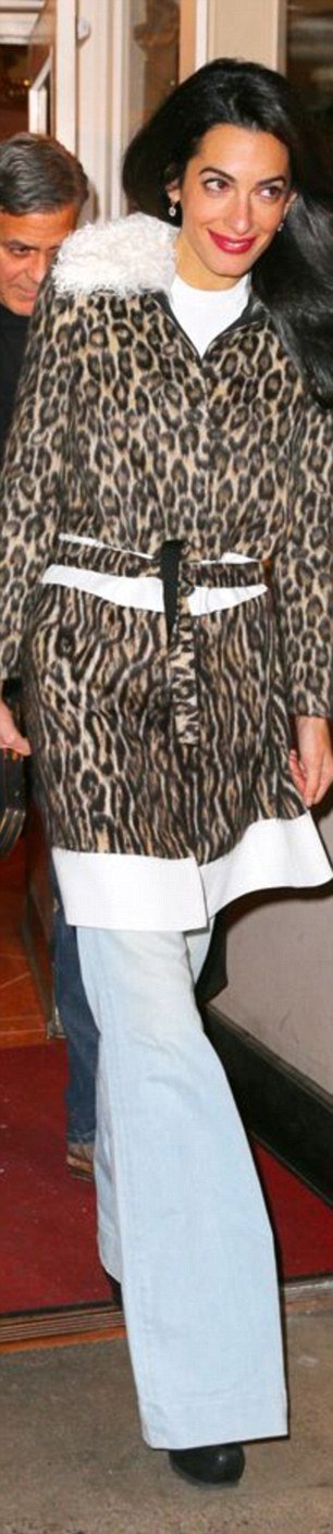 12 φωτογραφίες της Αμάλ που αποδεικνύουν ότι το παλτό είναι το Α και το Ω του ντυσίματος [εικόνες] | iefimerida.gr 8