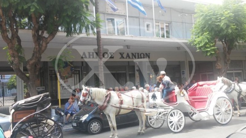 Διαμαρτυρία των αμαξάδων των Χανίων στο Δημαρχείο [εικόνες & βίντεο] | iefimerida.gr 0