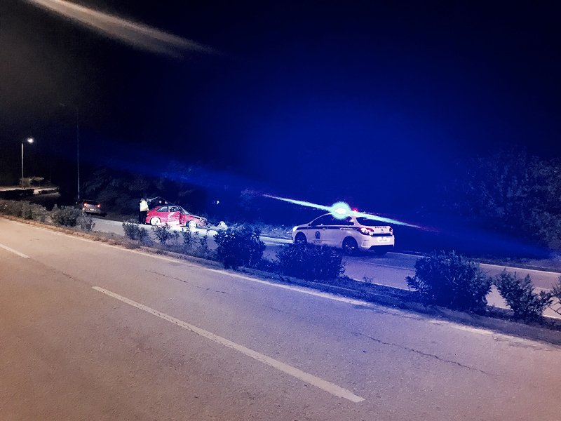 Καβάλα: Αυτοκίνητο «καρφώθηκε» σε κολόνα φωτισμού -Σώοι οι επιβαίνοντες [εικόνες] | iefimerida.gr 2