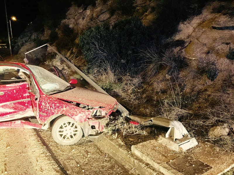 Καβάλα: Αυτοκίνητο «καρφώθηκε» σε κολόνα φωτισμού -Σώοι οι επιβαίνοντες [εικόνες] | iefimerida.gr 3