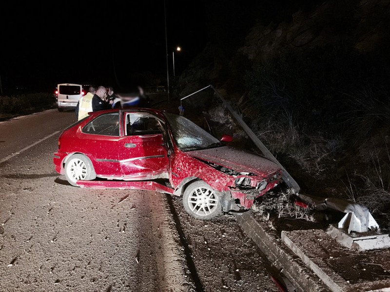 Καβάλα: Αυτοκίνητο «καρφώθηκε» σε κολόνα φωτισμού -Σώοι οι επιβαίνοντες [εικόνες] | iefimerida.gr 0