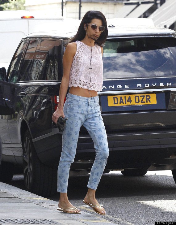 Η μνηστή του Κλούνεϊ βγάζει την κοιλιά και προκαλεί τους φωτογράφους [εικόνες] | iefimerida.gr 2