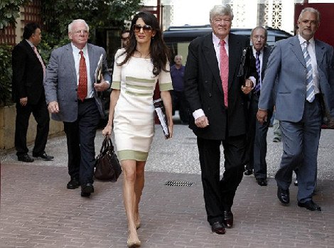 Η Daily Mail σκανάρει την Αλαμουντίν: Τι φόρεσε στην Αθήνα -Η τσάντα που κρατούσε και λέγεται... Αμάλ [εικόνες] | iefimerida.gr 4