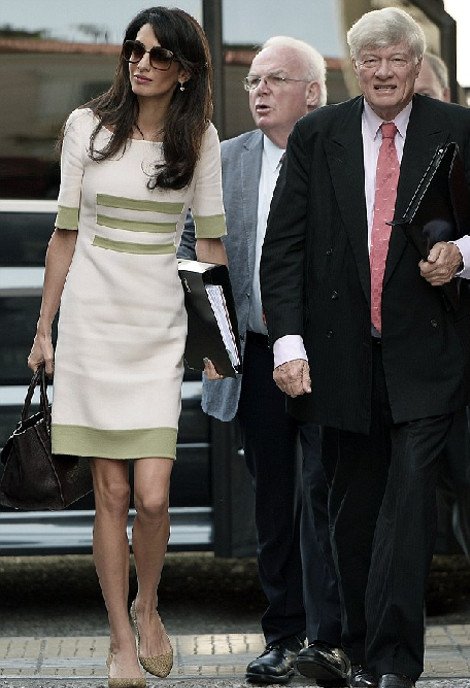 Η Daily Mail σκανάρει την Αλαμουντίν: Τι φόρεσε στην Αθήνα -Η τσάντα που κρατούσε και λέγεται... Αμάλ [εικόνες] | iefimerida.gr 8