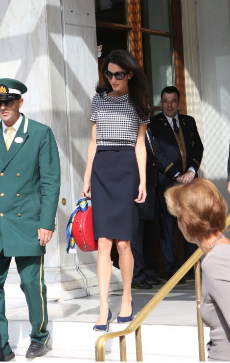 Η αλά Τζάκι Κένεντι τελευταία εμφάνιση της Αμάλ Αλαμουντίν στην Αθήνα -Το εκπληκτικό navy φόρεμα και το κόκκινο βαλιτσάκι [εικόνες] | iefimerida.gr 0