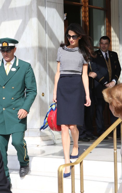 Η αλά Τζάκι Κένεντι τελευταία εμφάνιση της Αμάλ Αλαμουντίν στην Αθήνα -Το εκπληκτικό navy φόρεμα και το κόκκινο βαλιτσάκι [εικόνες] | iefimerida.gr 1