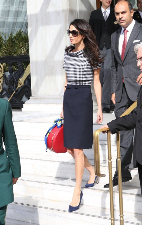 Η αλά Τζάκι Κένεντι τελευταία εμφάνιση της Αμάλ Αλαμουντίν στην Αθήνα -Το εκπληκτικό navy φόρεμα και το κόκκινο βαλιτσάκι [εικόνες] | iefimerida.gr 3