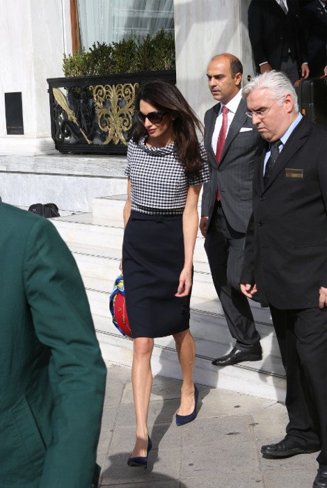 Η αλά Τζάκι Κένεντι τελευταία εμφάνιση της Αμάλ Αλαμουντίν στην Αθήνα -Το εκπληκτικό navy φόρεμα και το κόκκινο βαλιτσάκι [εικόνες] | iefimerida.gr 4