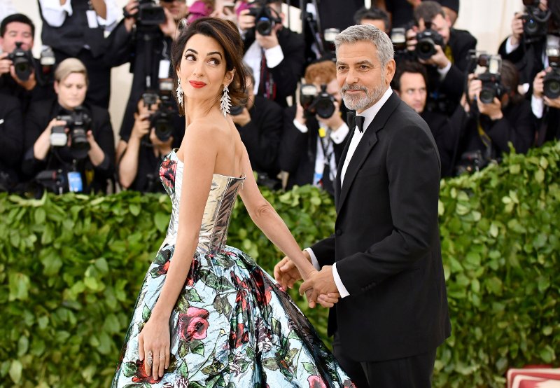 Met Gala: Η Αμάλ Κλούνεϊ στην πιο αποτυχημένη της εμφάνιση [εικόνες] | iefimerida.gr 4