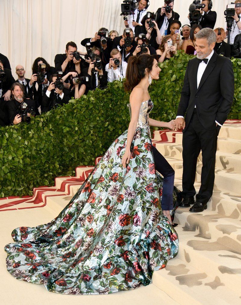 Met Gala: Η Αμάλ Κλούνεϊ στην πιο αποτυχημένη της εμφάνιση [εικόνες] | iefimerida.gr 2