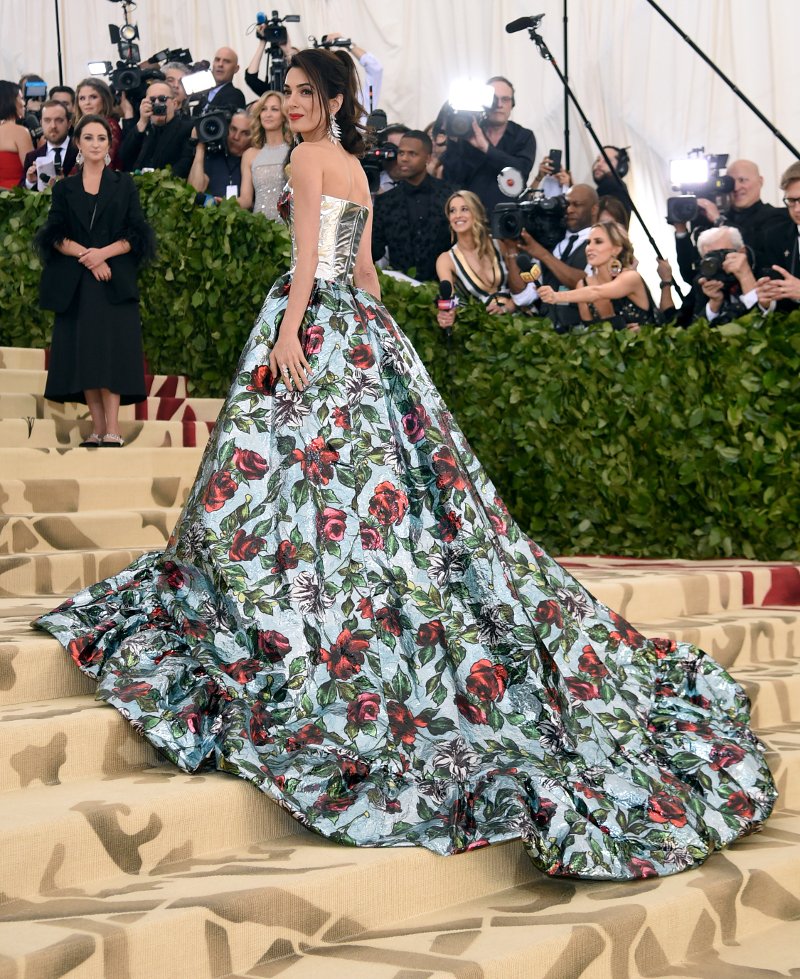 Γιατί η Αμάλ Κλούνεϊ φόρεσε παντελόνι (που δεν την κολάκευε καθόλου) στο Met Gala [εικόνες]  | iefimerida.gr 4