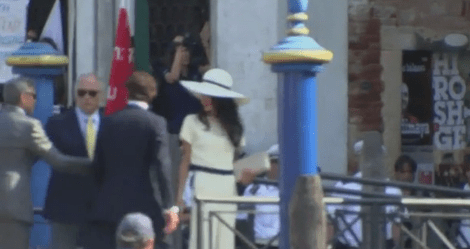 Εγινε και ο πολιτικός γάμος Τζορτζ Κλούνεϊ-Αμάλ Αλαμουντίν: Η ανατρεπτική εμφάνιση της νύφης  [εικόνες] | iefimerida.gr 9