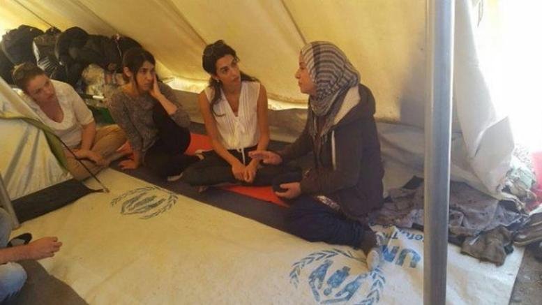 Νέες φωτογραφίες από την επίσκεψη της Αμάλ Αλαμουντίν στο hot spot των Σερρών -Καθισμένη οκλαδόν κάτω σε σκηνή [εικόνες & βίντεο] | iefimerida.gr 0