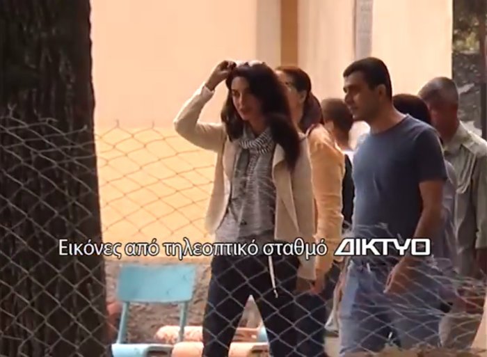 Νέες φωτογραφίες από την επίσκεψη της Αμάλ Αλαμουντίν στο hot spot των Σερρών -Καθισμένη οκλαδόν κάτω σε σκηνή [εικόνες & βίντεο] | iefimerida.gr 1