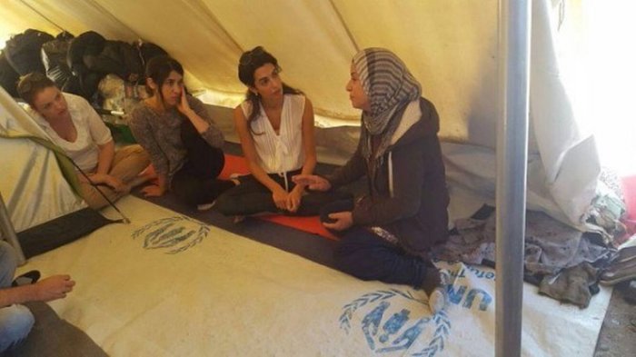 Νέες φωτογραφίες από την επίσκεψη της Αμάλ Αλαμουντίν στο hot spot των Σερρών -Καθισμένη οκλαδόν κάτω σε σκηνή [εικόνες & βίντεο] | iefimerida.gr 2