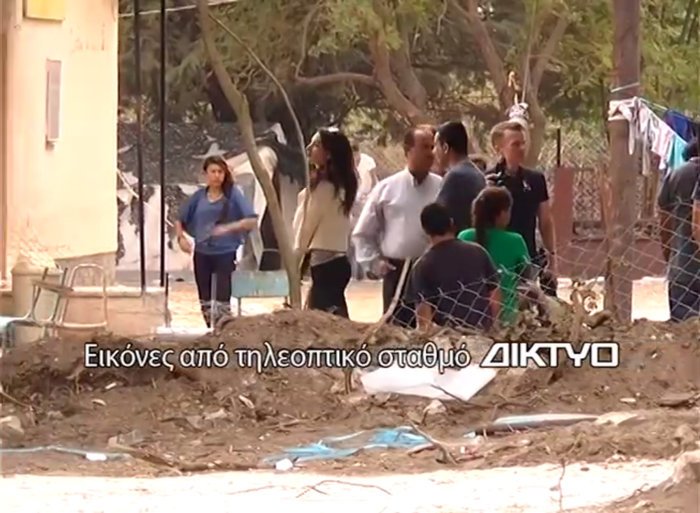 Νέες φωτογραφίες από την επίσκεψη της Αμάλ Αλαμουντίν στο hot spot των Σερρών -Καθισμένη οκλαδόν κάτω σε σκηνή [εικόνες & βίντεο] | iefimerida.gr 4