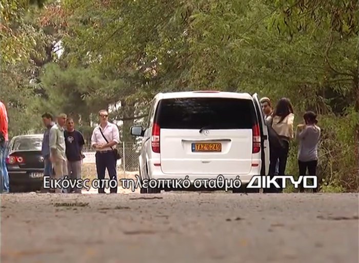 Νέες φωτογραφίες από την επίσκεψη της Αμάλ Αλαμουντίν στο hot spot των Σερρών -Καθισμένη οκλαδόν κάτω σε σκηνή [εικόνες & βίντεο] | iefimerida.gr 6