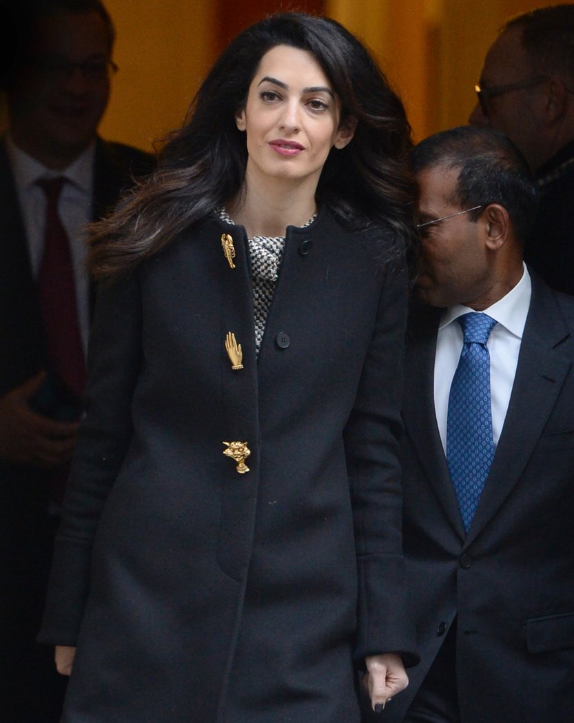 12 φωτογραφίες της Αμάλ που αποδεικνύουν ότι το παλτό είναι το Α και το Ω του ντυσίματος [εικόνες] | iefimerida.gr 0