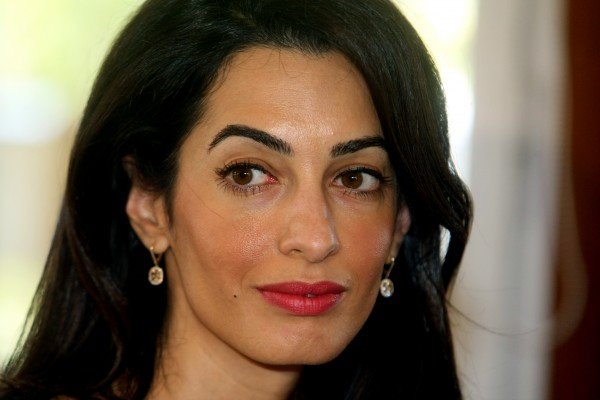 Η Daily Mail σκανάρει την Αλαμουντίν: Τι φόρεσε στην Αθήνα -Η τσάντα που κρατούσε και λέγεται... Αμάλ [εικόνες] | iefimerida.gr 0