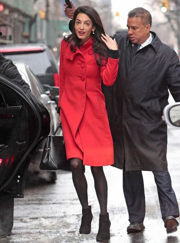 12 φωτογραφίες της Αμάλ που αποδεικνύουν ότι το παλτό είναι το Α και το Ω του ντυσίματος [εικόνες] | iefimerida.gr 6