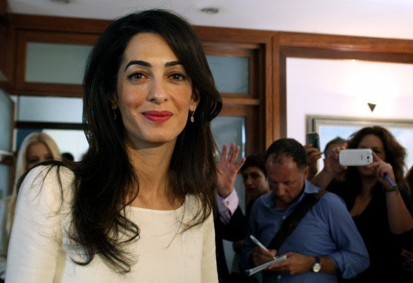 Η Daily Mail σκανάρει την Αλαμουντίν: Τι φόρεσε στην Αθήνα -Η τσάντα που κρατούσε και λέγεται... Αμάλ [εικόνες] | iefimerida.gr 1