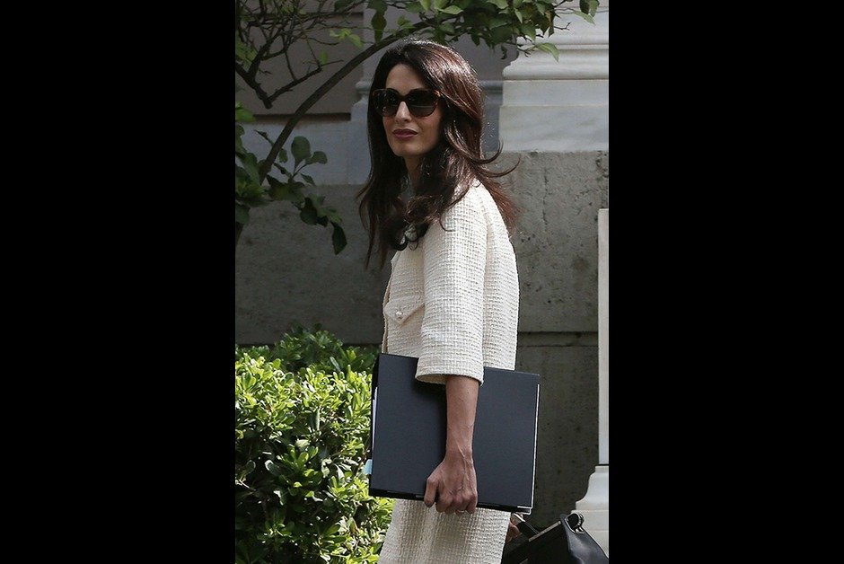 Paris Match: Η Αμάλ Κλούνεϊ «φώτισε» το Μουσείο της Ακρόπολης [εικόνες] | iefimerida.gr 1