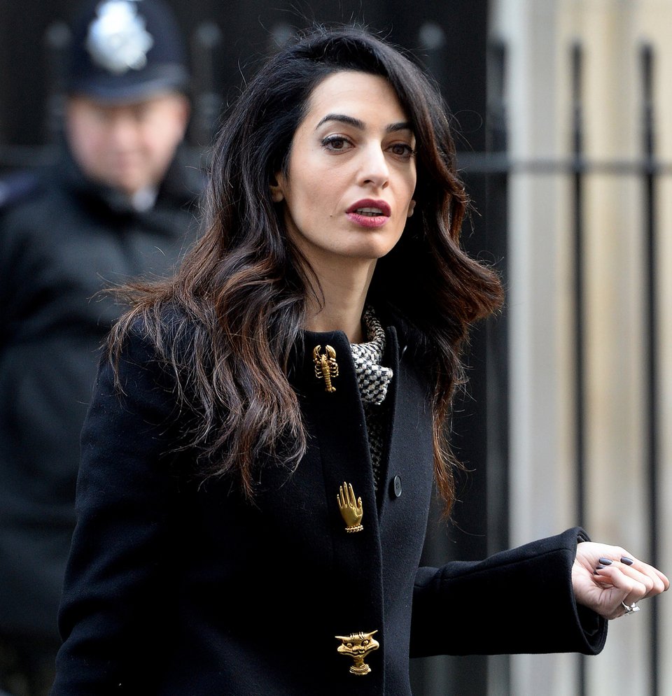 12 φωτογραφίες της Αμάλ που αποδεικνύουν ότι το παλτό είναι το Α και το Ω του ντυσίματος [εικόνες] | iefimerida.gr 1