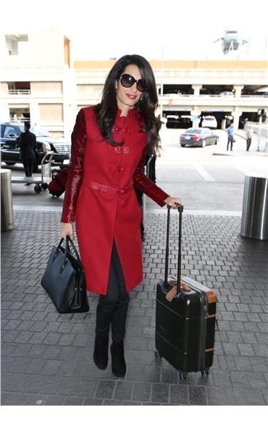 Αμάλ Αλαμουντίν: Εμφανίστηκε με παλτό αξίας 1.345 λιρών το οποίο μέσα σε λίγες ώρες ξεπούλησε [εικόνες] | iefimerida.gr 0