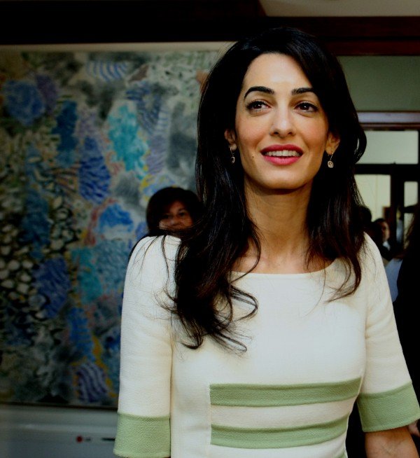 Η Daily Mail σκανάρει την Αλαμουντίν: Τι φόρεσε στην Αθήνα -Η τσάντα που κρατούσε και λέγεται... Αμάλ [εικόνες] | iefimerida.gr 2