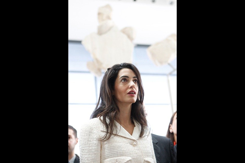 Paris Match: Η Αμάλ Κλούνεϊ «φώτισε» το Μουσείο της Ακρόπολης [εικόνες] | iefimerida.gr 6