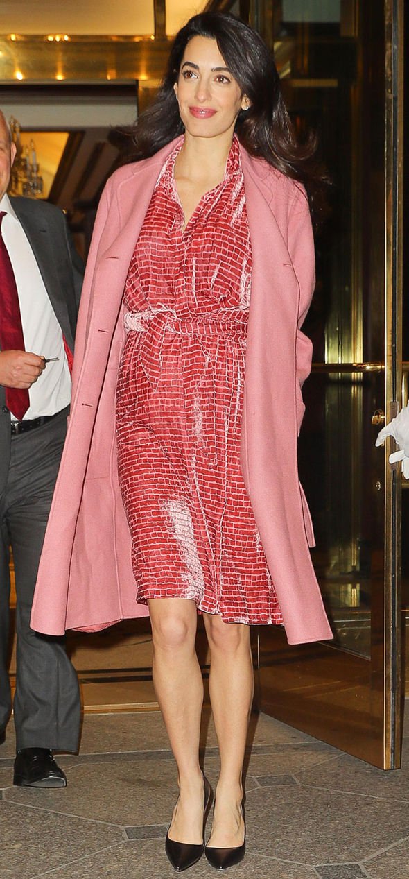 Η Αμάλ Κλούνεϊ δίνει μαθήματα κομψότητας με φουσκωμένη κοιλίτσα [εικόνες] | iefimerida.gr 1