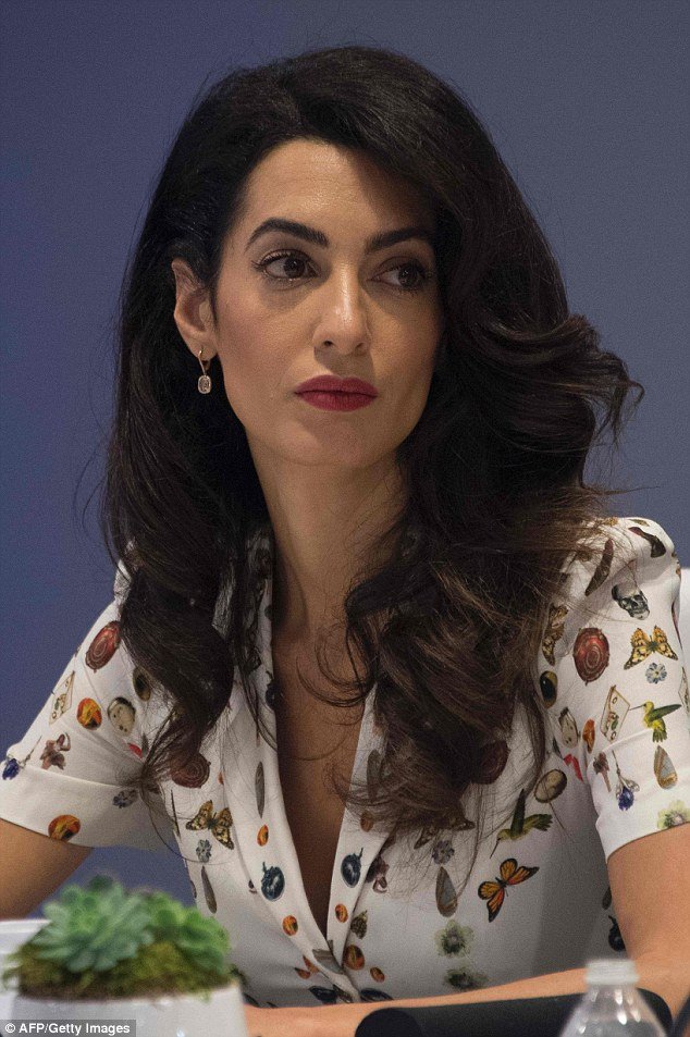 Θαυμαστές ορμούν στην Αμάλ και ο Τζορτζ Κλούνεϊ περιμένει στη γωνία [εικόνες] | iefimerida.gr 4