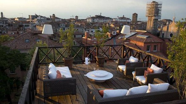 Αυτό το συγκλονιστικά υπέροχο ξενοδοχείο στα κανάλια της Βενετίας κάνει τη διαμονή να μοιάζει με ταξίδι στο χρόνο [εικόνες]  | iefimerida.gr 1