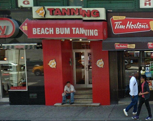 Επιδειξιομανής σταρλετ εμφανίστηκε τσίτσιδη σε στούντιο μαυρίσματος [εικόνες]  | iefimerida.gr 0