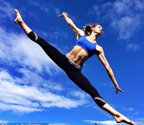 Αμάντα Μπισκ: Η πρώην αθλήτρια που έχει τρελάνει το Instagram με τα ανοίγματά της [εικόνες] | iefimerida.gr 9