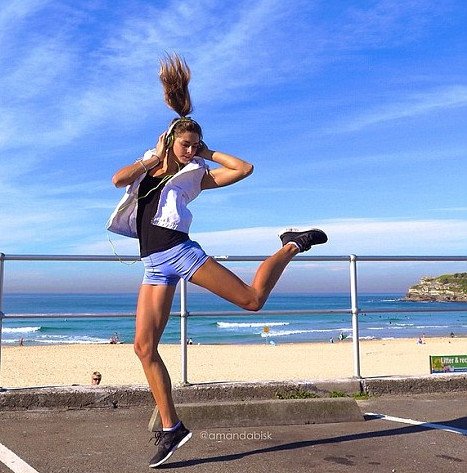 Αμάντα Μπισκ: Η πρώην αθλήτρια που έχει τρελάνει το Instagram με τα ανοίγματά της [εικόνες] | iefimerida.gr 7