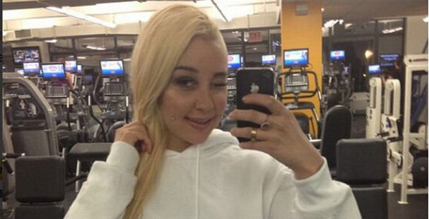 Εκατομμυριούχος στάρλετ ξύρισε το κεφάλι και άρχισε να φωτογραφίζει το νέο της μπούστο [εικόνες]  | iefimerida.gr 2