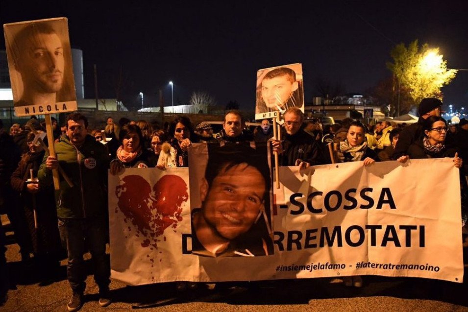 Χιλιάδες κόσμου με κεριά στα χέρια για τα θύματα του φονικού σεισμού της Λ’ Ακουιλα [εικόνες]  | iefimerida.gr 1