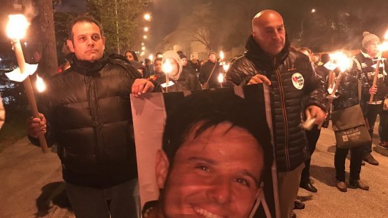 Χιλιάδες κόσμου με κεριά στα χέρια για τα θύματα του φονικού σεισμού της Λ’ Ακουιλα [εικόνες]  | iefimerida.gr 0