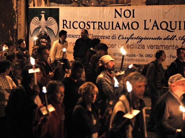 Χιλιάδες κόσμου με κεριά στα χέρια για τα θύματα του φονικού σεισμού της Λ’ Ακουιλα [εικόνες]  | iefimerida.gr 2