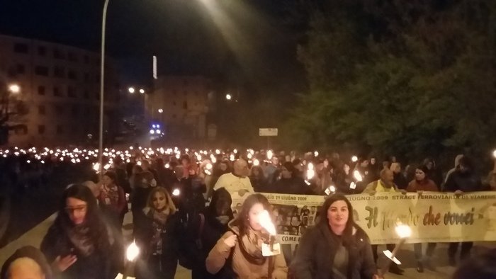 Χιλιάδες κόσμου με κεριά στα χέρια για τα θύματα του φονικού σεισμού της Λ’ Ακουιλα [εικόνες]  | iefimerida.gr 3