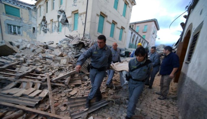 Εικόνες Αποκάλυψης στην Ιταλία: 250 νεκροί, ψάχνουν στα συντρίμμια για επιζώντες [εικόνες & βίντεο] | iefimerida.gr 3
