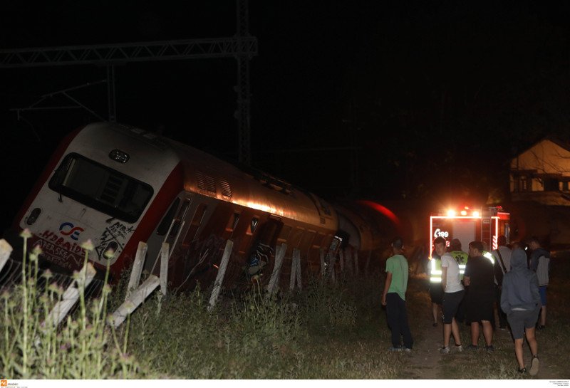 Εικόνες σοκ του εκτροχιασμένου τρένου -Τα αναποδογυρισμένα βαγόνια [εικόνες] | iefimerida.gr 8