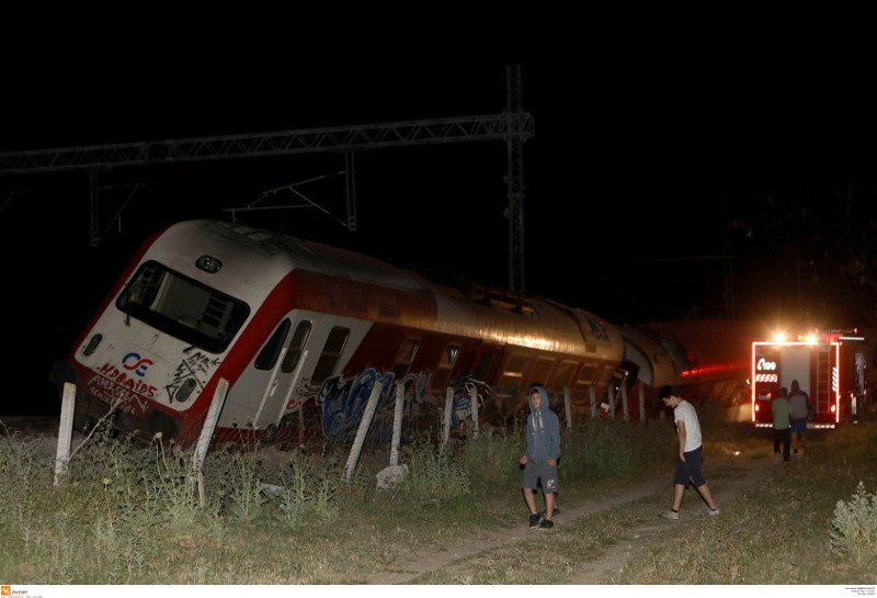 Εικόνες σοκ του εκτροχιασμένου τρένου -Τα αναποδογυρισμένα βαγόνια [εικόνες] | iefimerida.gr 11